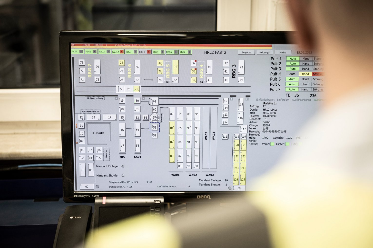 Prozessüberwachung am Laptop Mitarbeiter blickt auf einen Laptop mit geöffneter Prozesssteuerungssoftware in einer Industrieumgebung.
